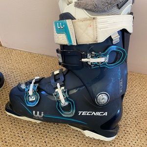 Tecnica women’s ski boots mondo 25.5